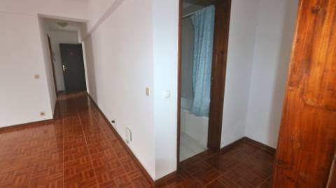 AMPLO EDIFÍCIO para VENDA com ÁREA COMERCIAL, ARMAZÉM e 9 APARTAMENTOS - Ponta Delgada, Ilha de São Miguel, Açores