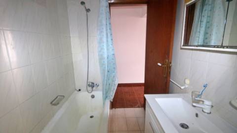 AMPLO EDIFÍCIO para VENDA com ÁREA COMERCIAL, ARMAZÉM e 9 APARTAMENTOS - Ponta Delgada, Ilha de São Miguel, Açores