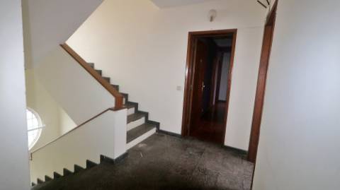 AMPLO EDIFÍCIO para VENDA com ÁREA COMERCIAL, ARMAZÉM e 9 APARTAMENTOS - Ponta Delgada, Ilha de São Miguel, Açores