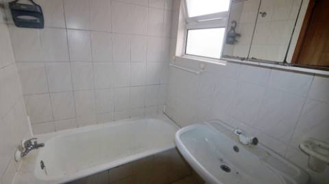 AMPLO EDIFÍCIO para VENDA com ÁREA COMERCIAL, ARMAZÉM e 9 APARTAMENTOS - Ponta Delgada, Ilha de São Miguel, Açores