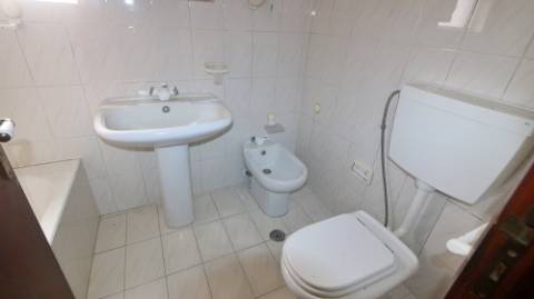 AMPLO EDIFÍCIO para VENDA com ÁREA COMERCIAL, ARMAZÉM e 9 APARTAMENTOS - Ponta Delgada, Ilha de São Miguel, Açores