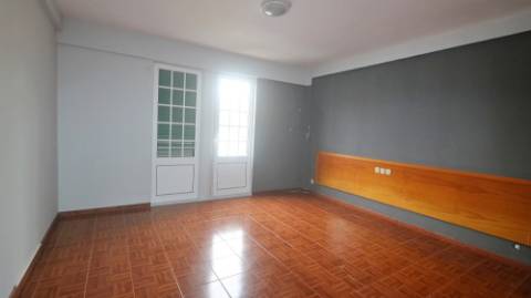 AMPLO EDIFÍCIO para VENDA com ÁREA COMERCIAL, ARMAZÉM e 9 APARTAMENTOS - Ponta Delgada, Ilha de São Miguel, Açores