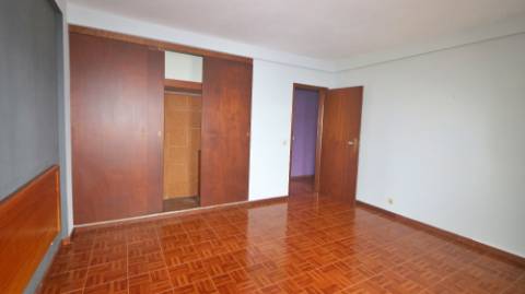 AMPLO EDIFÍCIO para VENDA com ÁREA COMERCIAL, ARMAZÉM e 9 APARTAMENTOS - Ponta Delgada, Ilha de São Miguel, Açores