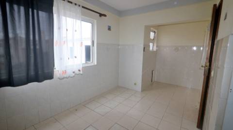 AMPLO EDIFÍCIO para VENDA com ÁREA COMERCIAL, ARMAZÉM e 9 APARTAMENTOS - Ponta Delgada, Ilha de São Miguel, Açores