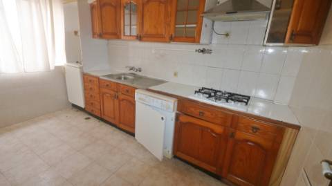 AMPLO EDIFÍCIO para VENDA com ÁREA COMERCIAL, ARMAZÉM e 9 APARTAMENTOS - Ponta Delgada, Ilha de São Miguel, Açores