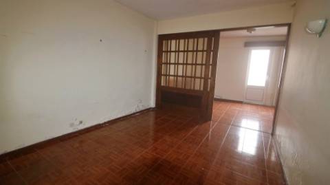 AMPLO EDIFÍCIO para VENDA com ÁREA COMERCIAL, ARMAZÉM e 9 APARTAMENTOS - Ponta Delgada, Ilha de São Miguel, Açores