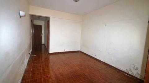 AMPLO EDIFÍCIO para VENDA com ÁREA COMERCIAL, ARMAZÉM e 9 APARTAMENTOS - Ponta Delgada, Ilha de São Miguel, Açores