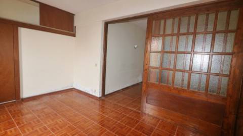 AMPLO EDIFÍCIO para VENDA com ÁREA COMERCIAL, ARMAZÉM e 9 APARTAMENTOS - Ponta Delgada, Ilha de São Miguel, Açores