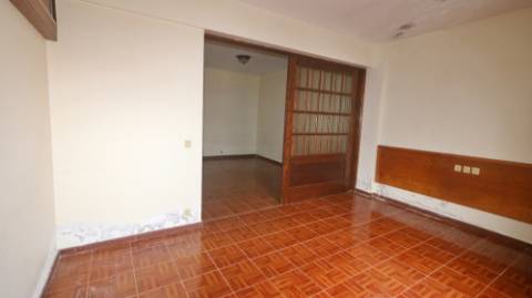 AMPLO EDIFÍCIO para VENDA com ÁREA COMERCIAL, ARMAZÉM e 9 APARTAMENTOS - Ponta Delgada, Ilha de São Miguel, Açores