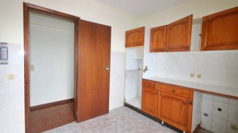 AMPLO EDIFÍCIO para VENDA com ÁREA COMERCIAL, ARMAZÉM e 9 APARTAMENTOS - Ponta Delgada, Ilha de São Miguel, Açores