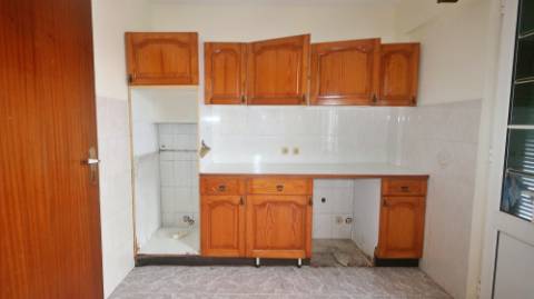 AMPLO EDIFÍCIO para VENDA com ÁREA COMERCIAL, ARMAZÉM e 9 APARTAMENTOS - Ponta Delgada, Ilha de São Miguel, Açores