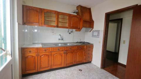 AMPLO EDIFÍCIO para VENDA com ÁREA COMERCIAL, ARMAZÉM e 9 APARTAMENTOS - Ponta Delgada, Ilha de São Miguel, Açores