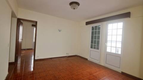 AMPLO EDIFÍCIO para VENDA com ÁREA COMERCIAL, ARMAZÉM e 9 APARTAMENTOS - Ponta Delgada, Ilha de São Miguel, Açores