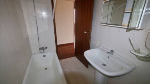 AMPLO EDIFÍCIO para VENDA com ÁREA COMERCIAL, ARMAZÉM e 9 APARTAMENTOS - Ponta Delgada, Ilha de São Miguel, Açores