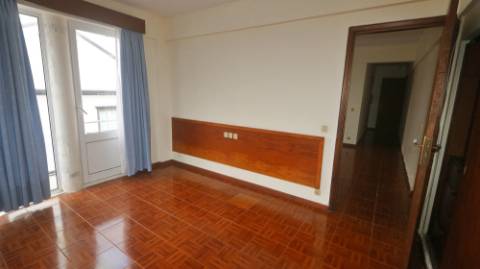 AMPLO EDIFÍCIO para VENDA com ÁREA COMERCIAL, ARMAZÉM e 9 APARTAMENTOS - Ponta Delgada, Ilha de São Miguel, Açores