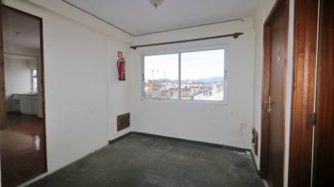 AMPLO EDIFÍCIO para VENDA com ÁREA COMERCIAL, ARMAZÉM e 9 APARTAMENTOS - Ponta Delgada, Ilha de São Miguel, Açores