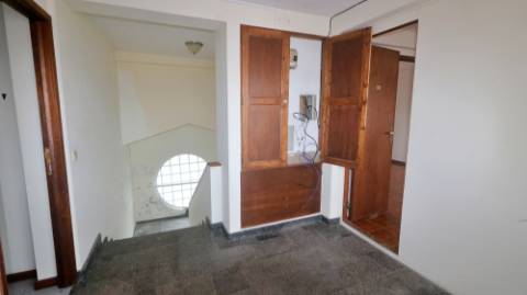 AMPLO EDIFÍCIO para VENDA com ÁREA COMERCIAL, ARMAZÉM e 9 APARTAMENTOS - Ponta Delgada, Ilha de São Miguel, Açores