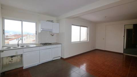 AMPLO EDIFÍCIO para VENDA com ÁREA COMERCIAL, ARMAZÉM e 9 APARTAMENTOS - Ponta Delgada, Ilha de São Miguel, Açores