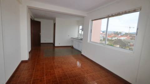 AMPLO EDIFÍCIO para VENDA com ÁREA COMERCIAL, ARMAZÉM e 9 APARTAMENTOS - Ponta Delgada, Ilha de São Miguel, Açores