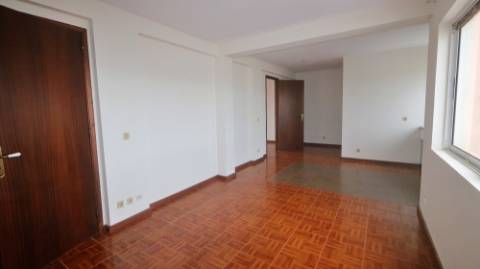 AMPLO EDIFÍCIO para VENDA com ÁREA COMERCIAL, ARMAZÉM e 9 APARTAMENTOS - Ponta Delgada, Ilha de São Miguel, Açores