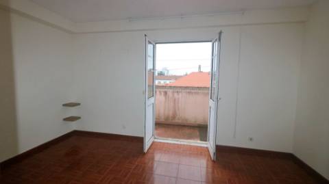 AMPLO EDIFÍCIO para VENDA com ÁREA COMERCIAL, ARMAZÉM e 9 APARTAMENTOS - Ponta Delgada, Ilha de São Miguel, Açores