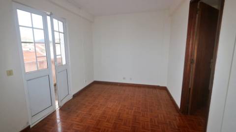 AMPLO EDIFÍCIO para VENDA com ÁREA COMERCIAL, ARMAZÉM e 9 APARTAMENTOS - Ponta Delgada, Ilha de São Miguel, Açores