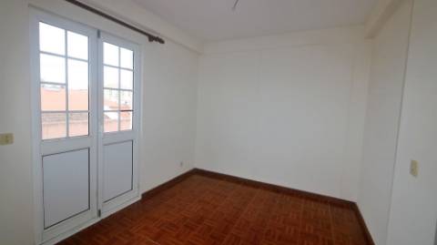 AMPLO EDIFÍCIO para VENDA com ÁREA COMERCIAL, ARMAZÉM e 9 APARTAMENTOS - Ponta Delgada, Ilha de São Miguel, Açores