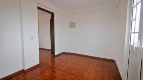 AMPLO EDIFÍCIO para VENDA com ÁREA COMERCIAL, ARMAZÉM e 9 APARTAMENTOS - Ponta Delgada, Ilha de São Miguel, Açores