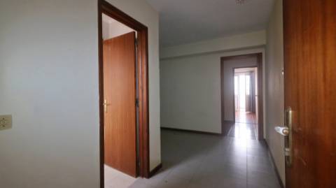 AMPLO EDIFÍCIO para VENDA com ÁREA COMERCIAL, ARMAZÉM e 9 APARTAMENTOS - Ponta Delgada, Ilha de São Miguel, Açores