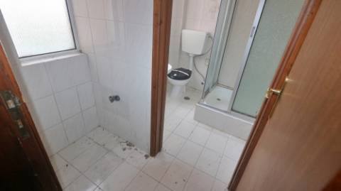 AMPLO EDIFÍCIO para VENDA com ÁREA COMERCIAL, ARMAZÉM e 9 APARTAMENTOS - Ponta Delgada, Ilha de São Miguel, Açores