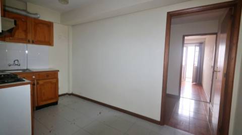 AMPLO EDIFÍCIO para VENDA com ÁREA COMERCIAL, ARMAZÉM e 9 APARTAMENTOS - Ponta Delgada, Ilha de São Miguel, Açores