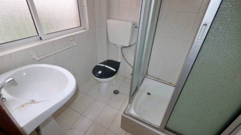 AMPLO EDIFÍCIO para VENDA com ÁREA COMERCIAL, ARMAZÉM e 9 APARTAMENTOS - Ponta Delgada, Ilha de São Miguel, Açores