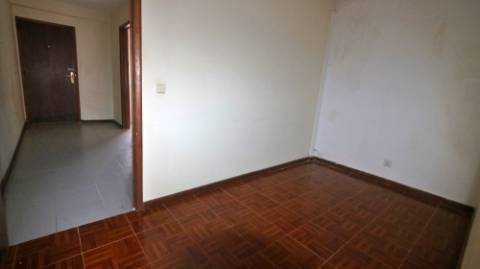 AMPLO EDIFÍCIO para VENDA com ÁREA COMERCIAL, ARMAZÉM e 9 APARTAMENTOS - Ponta Delgada, Ilha de São Miguel, Açores