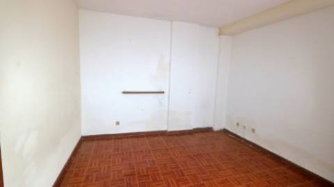 AMPLO EDIFÍCIO para VENDA com ÁREA COMERCIAL, ARMAZÉM e 9 APARTAMENTOS - Ponta Delgada, Ilha de São Miguel, Açores