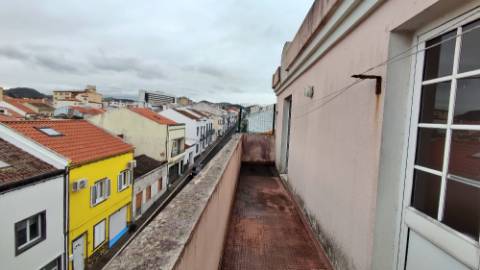 AMPLO EDIFÍCIO para VENDA com ÁREA COMERCIAL, ARMAZÉM e 9 APARTAMENTOS - Ponta Delgada, Ilha de São Miguel, Açores