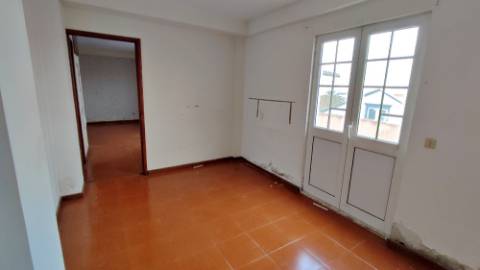 AMPLO EDIFÍCIO para VENDA com ÁREA COMERCIAL, ARMAZÉM e 9 APARTAMENTOS - Ponta Delgada, Ilha de São Miguel, Açores