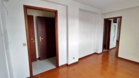 AMPLO EDIFÍCIO para VENDA com ÁREA COMERCIAL, ARMAZÉM e 9 APARTAMENTOS - Ponta Delgada, Ilha de São Miguel, Açores