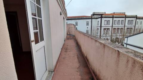 AMPLO EDIFÍCIO para VENDA com ÁREA COMERCIAL, ARMAZÉM e 9 APARTAMENTOS - Ponta Delgada, Ilha de São Miguel, Açores