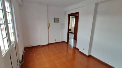 AMPLO EDIFÍCIO para VENDA com ÁREA COMERCIAL, ARMAZÉM e 9 APARTAMENTOS - Ponta Delgada, Ilha de São Miguel, Açores