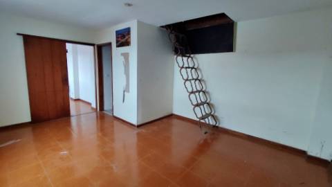 AMPLO EDIFÍCIO para VENDA com ÁREA COMERCIAL, ARMAZÉM e 9 APARTAMENTOS - Ponta Delgada, Ilha de São Miguel, Açores