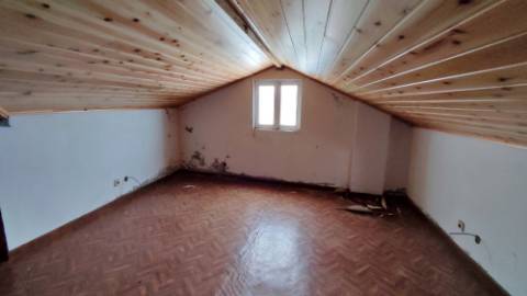 AMPLO EDIFÍCIO para VENDA com ÁREA COMERCIAL, ARMAZÉM e 9 APARTAMENTOS - Ponta Delgada, Ilha de São Miguel, Açores