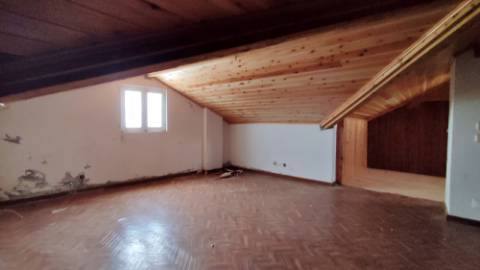 AMPLO EDIFÍCIO para VENDA com ÁREA COMERCIAL, ARMAZÉM e 9 APARTAMENTOS - Ponta Delgada, Ilha de São Miguel, Açores