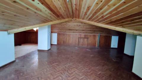 AMPLO EDIFÍCIO para VENDA com ÁREA COMERCIAL, ARMAZÉM e 9 APARTAMENTOS - Ponta Delgada, Ilha de São Miguel, Açores