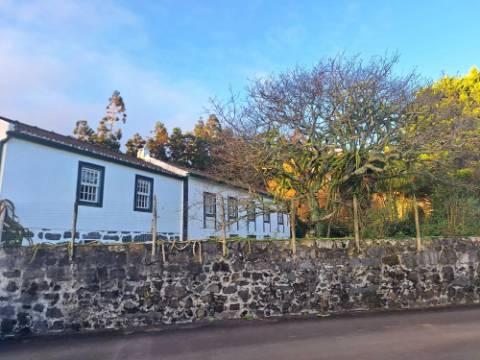 VENDA de AMPLA MORADIA ISOLADA com VASTO JARDIM e TERRENO - Horta, Ilha do Faial, Açores