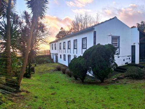 VENDA de AMPLA MORADIA ISOLADA com VASTO JARDIM e TERRENO - Horta, Ilha do Faial, Açores