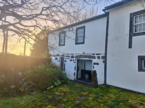 VENDA de AMPLA MORADIA ISOLADA com VASTO JARDIM e TERRENO - Horta, Ilha do Faial, Açores