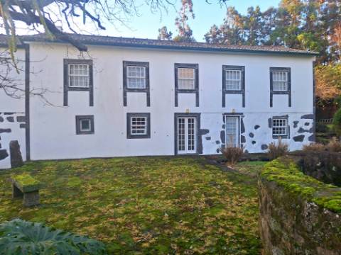 VENDA de AMPLA MORADIA ISOLADA com VASTO JARDIM e TERRENO - Horta, Ilha do Faial, Açores