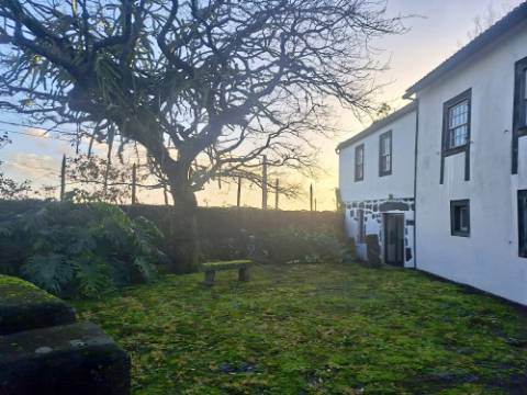 VENDA de AMPLA MORADIA ISOLADA com VASTO JARDIM e TERRENO - Horta, Ilha do Faial, Açores