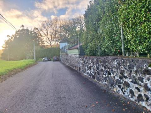 VENDA de AMPLA MORADIA ISOLADA com VASTO JARDIM e TERRENO - Horta, Ilha do Faial, Açores