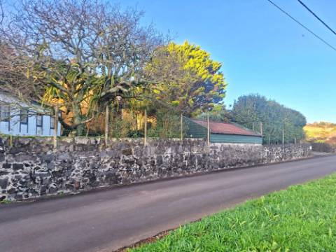 VENDA de AMPLA MORADIA ISOLADA com VASTO JARDIM e TERRENO - Horta, Ilha do Faial, Açores